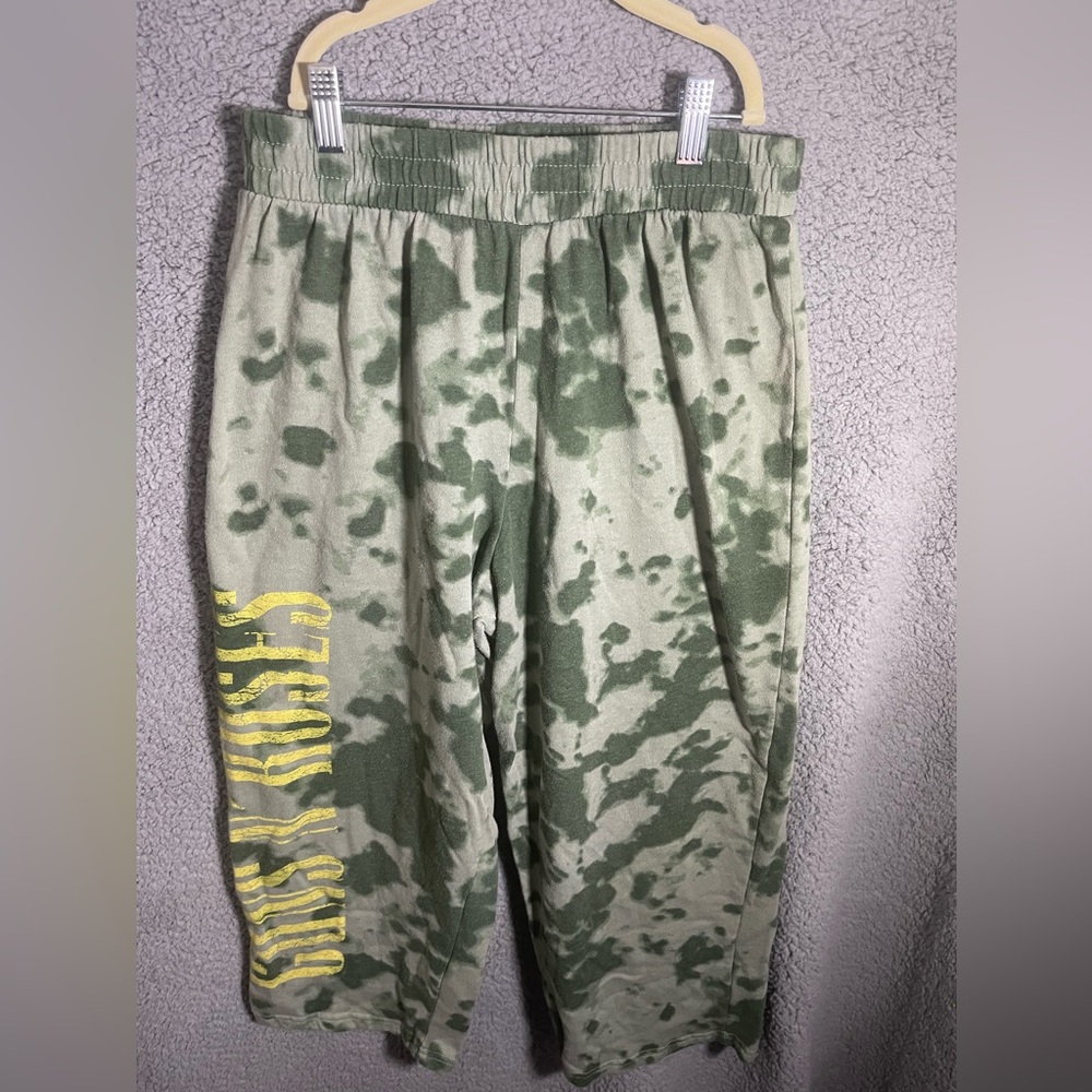 Guns N Roses sweatpants size large green camouflage cropped pants joggers